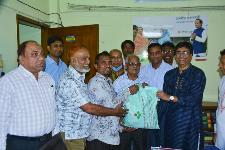 রাজশাহী শিক্ষা বোর্ডের উদ্যোগে নিম্ন আয়ের কর্মচারীদের মাঝে ঈদ সামগ্রী বিতরণ
