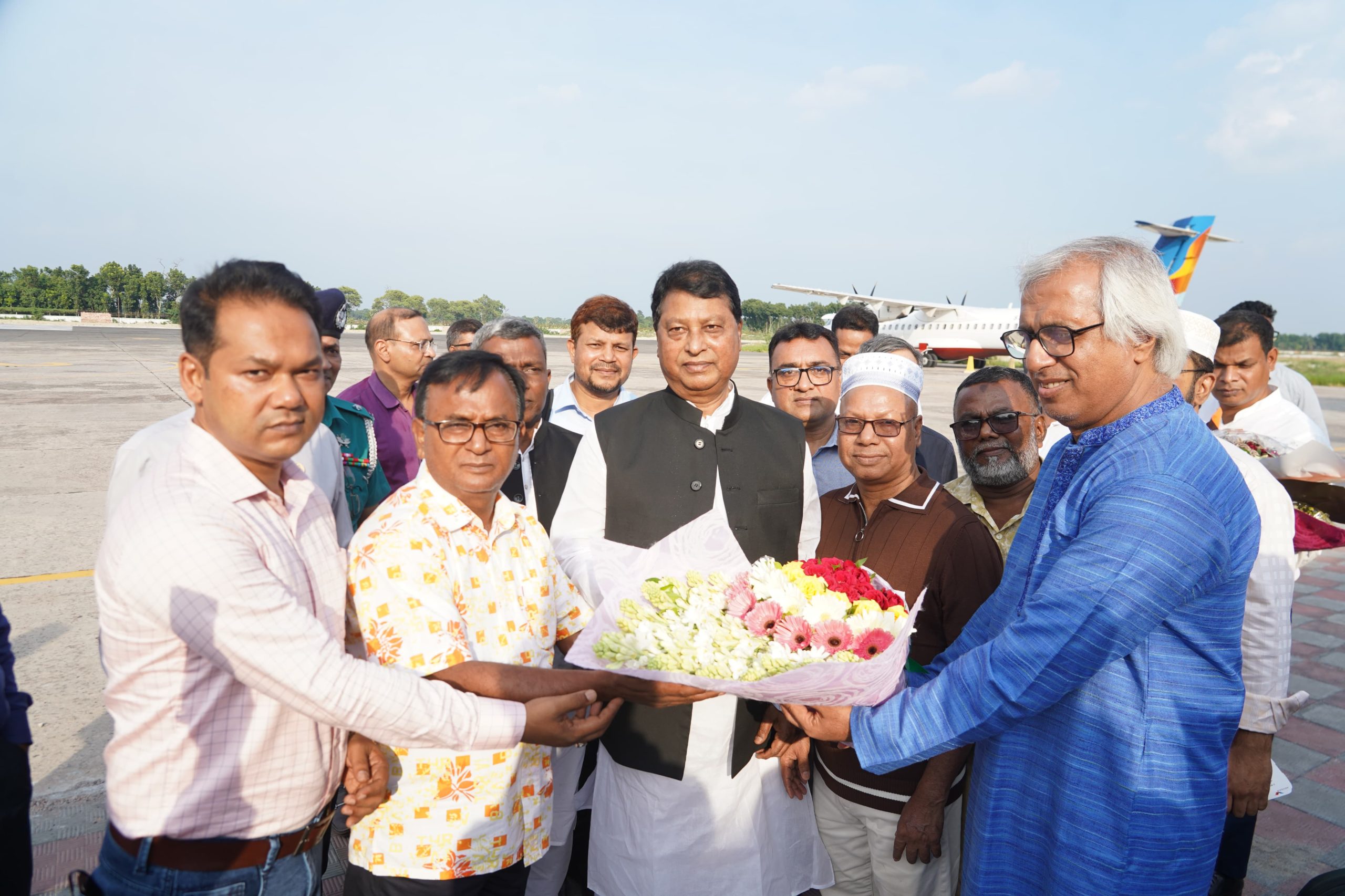 শ্রম ও কর্মসংস্থান প্রতিমন্ত্রীর আগমনে রাসিক মেয়রের পক্ষে ফুলেল শুভেচ্ছা জ্ঞাপন