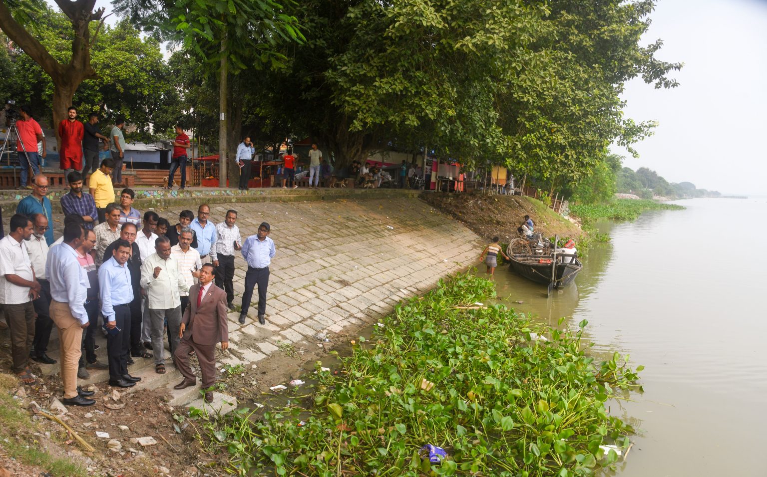 প্রতিমা বিসর্জন ঘাট পরিদর্শন করলেন রাসিক প্রশাসক