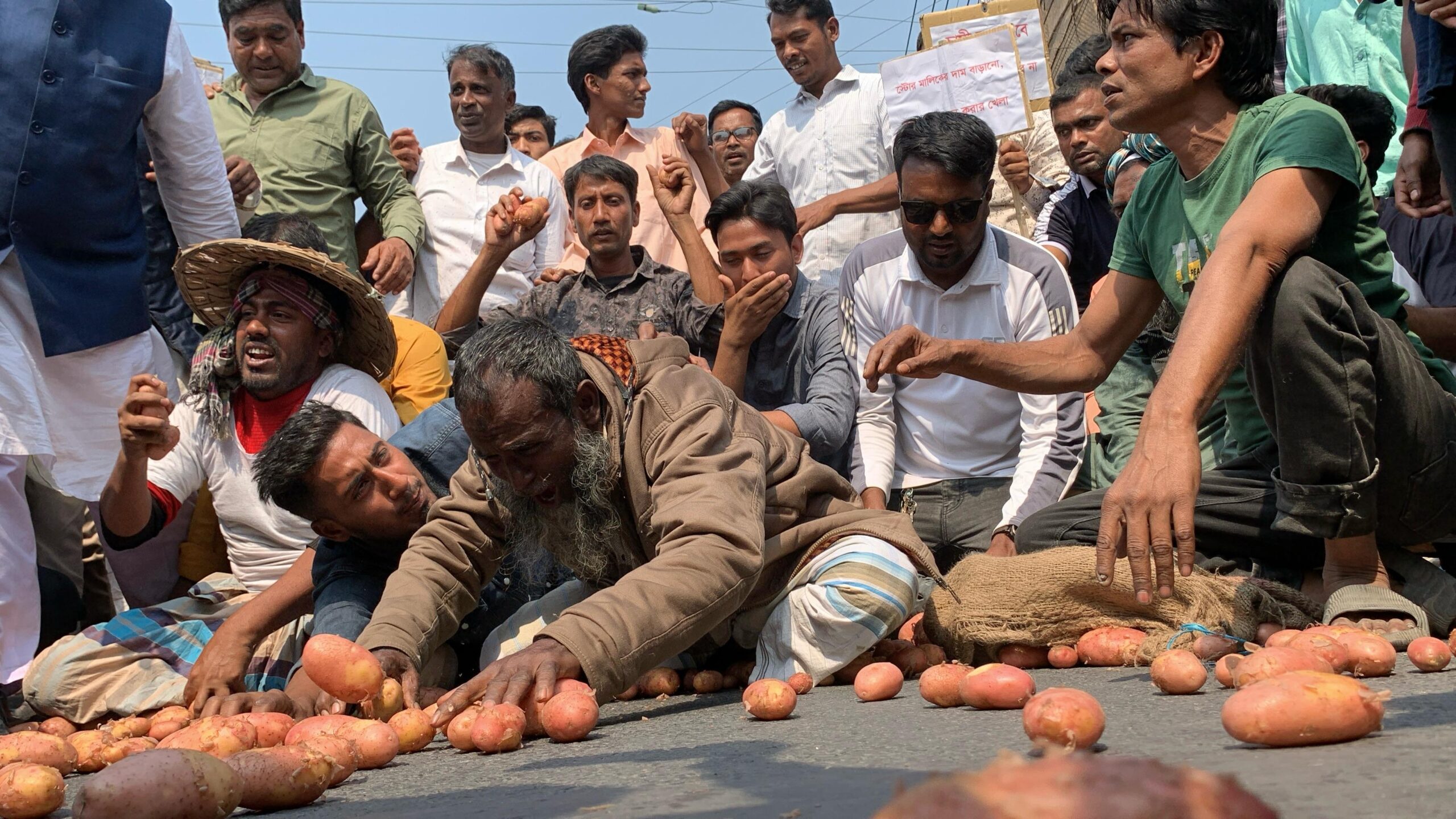 মহাসড়কে আলু ছিটিয়ে হিমাগারের ভাড়া বৃদ্ধির প্রতিবাদ