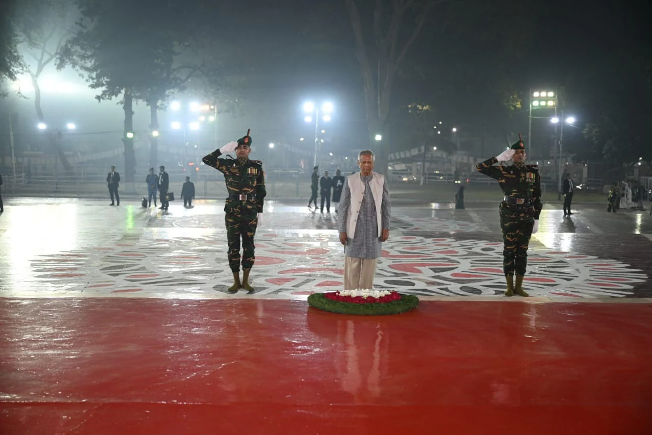 একুশের প্রথম প্রহরে ভাষা শহীদদের প্রতি প্রধান উপদেষ্টার শ্রদ্ধা