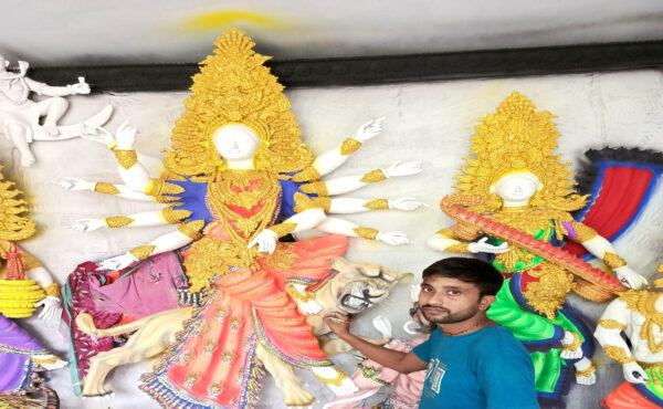 নিয়ামতপুরে শেষ মুর্হূতে প্রতিমা তৈরিতে ব্যস্ত শিল্পীরা