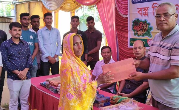 নিয়ামতপুরে দুর্গাপূজা উপলক্ষ্যে অসহায় মানুষের মাঝে বস্ত্র বিতরণ