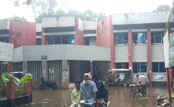 রাজশাহীর পুঠিয়া উপজেলা স্বাস্থ্য কমপ্লেক্সে সামান্য বৃষ্টিতেই জলাবদ্ধতার
