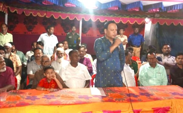 বাঘায় বিভিন্ন পূজা মণ্ডপ পরিদর্শনে বিএনপির নেতা মানিক খান