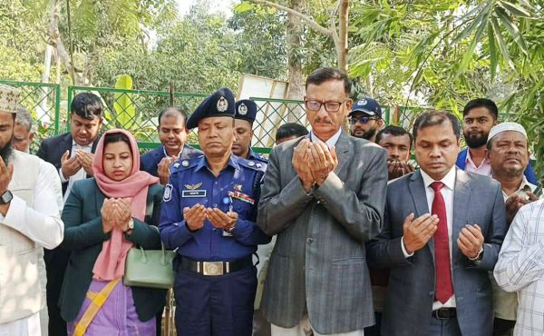 শহীদ আবু সাঈদের কবর জিয়ারত করলেন পররাষ্ট্র উপদেষ্টা