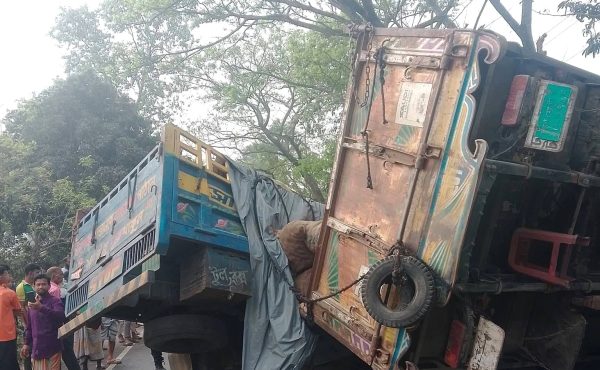 বড়াইগ্রামে দুই ট্রাকের সংঘর্ষে চালক নিহত, আহত ৩