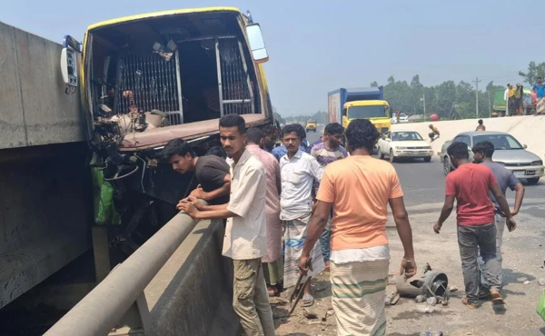 বাসের চাকা ফেটে সেতুতে ধাক্কা, ৩ জনের মৃত্যু