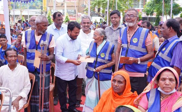 প্রধানমন্ত্রীর ঈদ উপহার পেলেন রাসিকের ১২৩৭জন পরিচ্ছন্নতাকর্মী