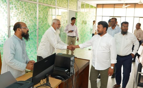 কর্মকর্তা-কর্মচারীদের সাথে রাসিক প্রশাসকের ঈদ শুভেচ্ছা বিনিময়