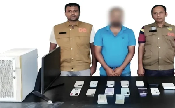 নগরীতে পুলিশের অভিযানে অনলাইন জুয়াড়ি এজেন্ট গ্রেপ্তার