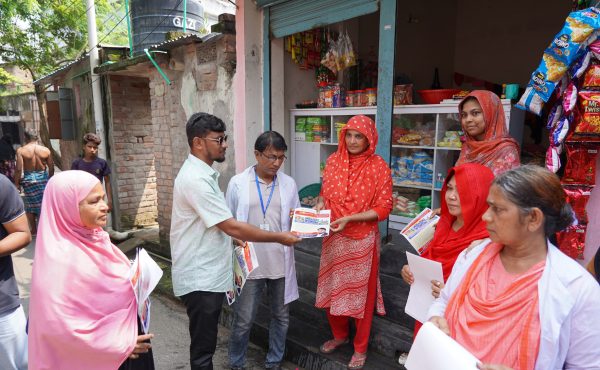 নগরীতে ডেঙ্গু প্রতিরোধে জনসচেতনতামূলক লিফলেট বিতরণ