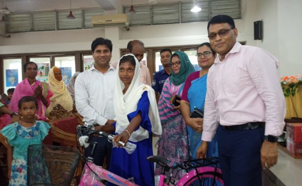 গোদাগাড়ীতে ক্ষুদ্র নৃ-গোষ্ঠীর শিক্ষার্থীদের মাঝে সরকারি সহায়তা বিতরণ