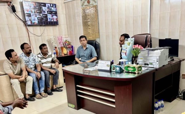 পুঠিয়া উপজেলা স্বাস্থ্য কমপ্লেক্সে নতুন UH&FPO ডা. হাসান আলী মোল্লাকে ফুলেল শুভেচ্ছা