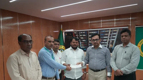 রাসিককে পৌরকরের চেক হস্তান্তর করেছে রাকাব