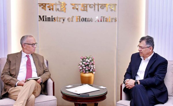 স্বরাষ্ট্রমন্ত্রীর সঙ্গে আইআরআই প্রতিনিধিদলের বৈঠক