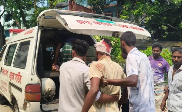 নিয়ামতপুরে জমি নিয়ে দুই পক্ষের সংঘর্ষ, আহত ৮