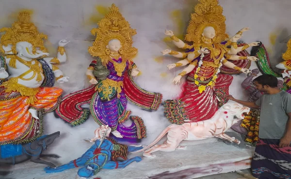 নিয়ামতপুরে শেষ মুর্হূতে প্রতিমা তৈরিতে ব্যস্ত শিল্পীরা