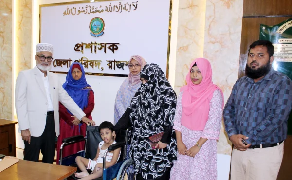 রাজশাহী জেলা পরিষদের উদ্যোগে সাতজনকে হুইলচেয়ার প্রদান