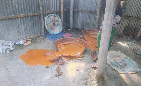 বাঘায় ভেজাল গুড় তৈরির কারখানায় অভিযান,৭ হাজার টাকা জরিমানা